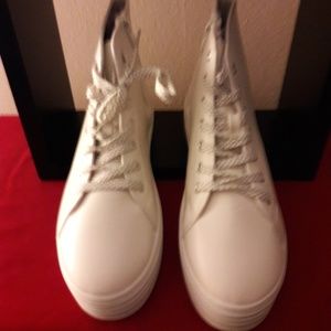 WHITE FAUX LEATHER PLATFORM SNEAKERS
